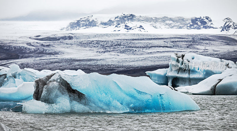 冰岛的Jokulsarlon礁湖冰山