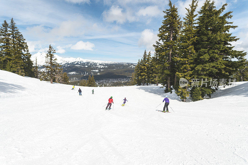一家人一起滑下白雪覆盖的山上