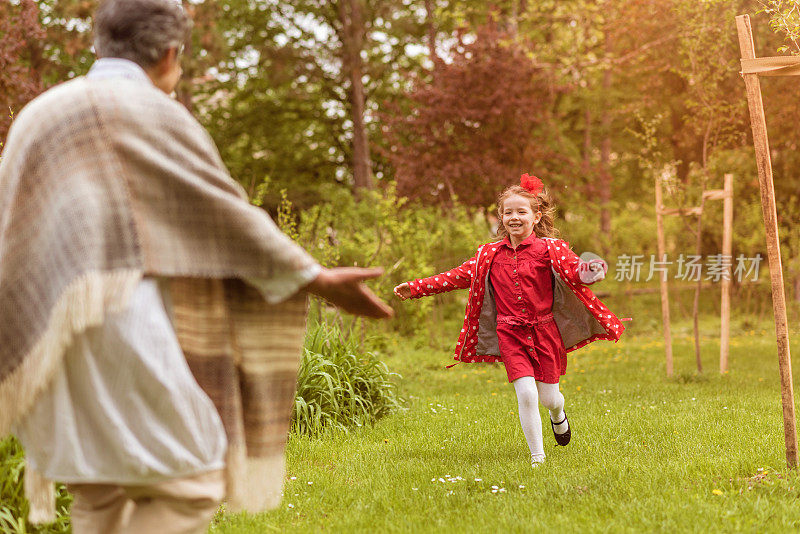 快乐快乐的小女孩在奶奶的怀里奔跑