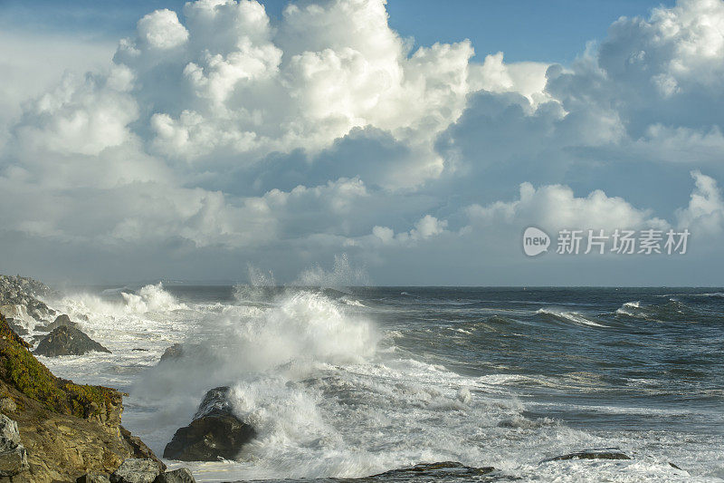 加利福尼亚海岸附近汹涌的海浪