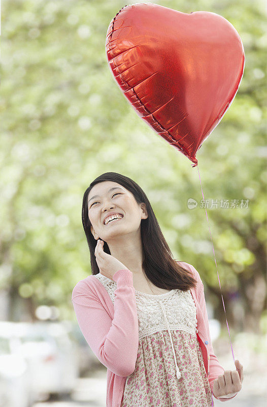 拿着情人节气球的中国女人