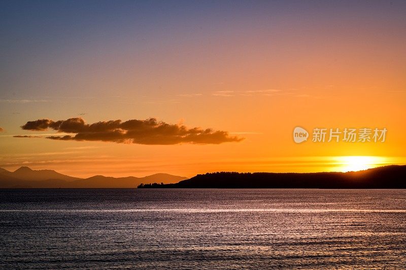汤加里罗山在陶波湖上的日落