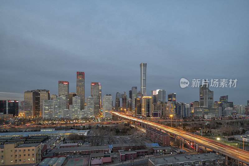 夜晚在北京中央商务区高楼林立的天际线上，中国城市的景观