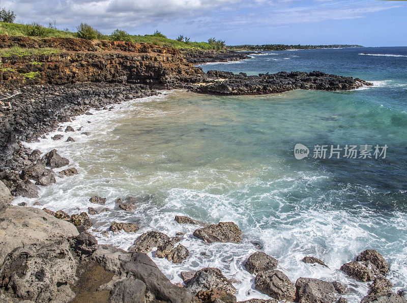 考艾岛波伊普附近的红色和黑色熔岩