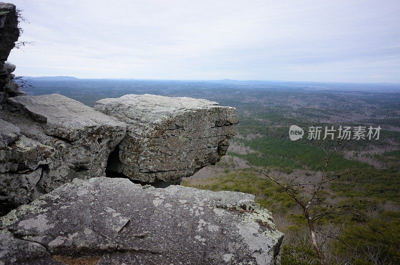 岩石露出山谷