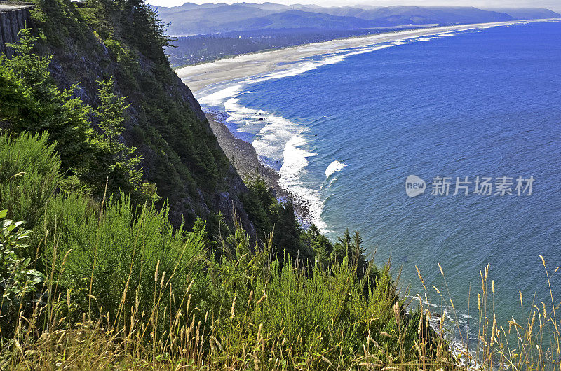 俄勒冈海岸美丽的悬崖，水，沙子和冲浪