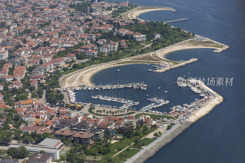 土耳其伊斯坦布尔欧洲一侧的传统拥挤的房屋和高层公寓-鸟瞰图