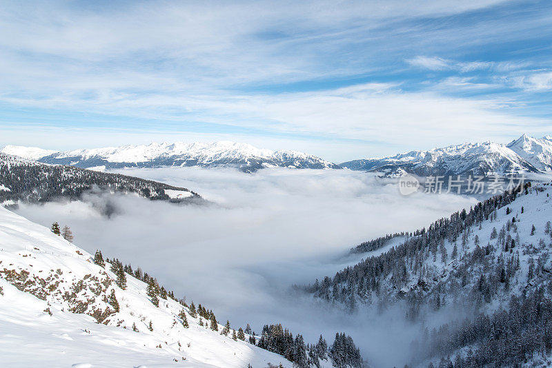 滑雪在齐勒塔尔山雪全景