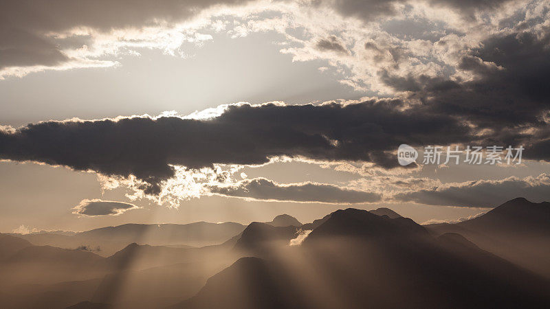 带有阳光的穆迪Cloudscape