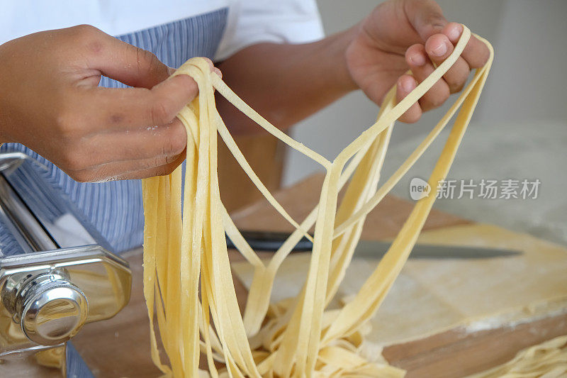 近距离拍摄一位成年妇女自制意大利面