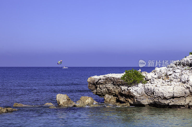 当你在海上滑翔时，加勒比岛的景色会更好