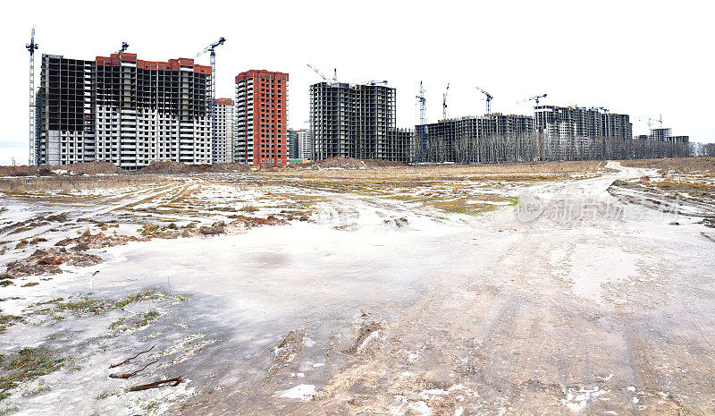 在荒地、吊车、冬季、地面、雪地上建设新建筑