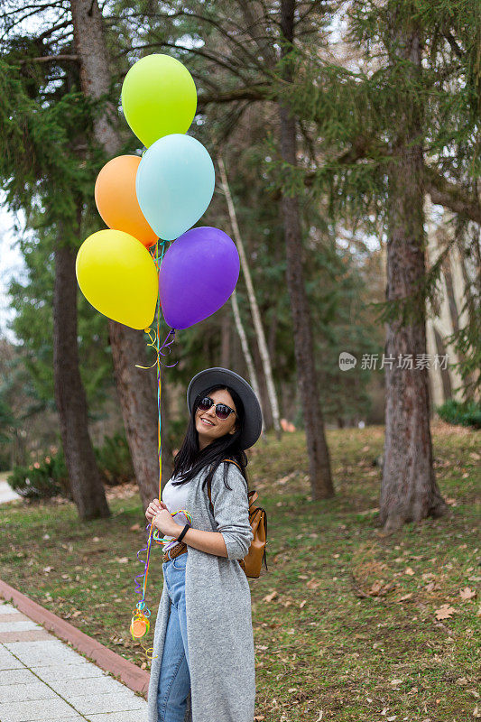 让我们自由和快乐