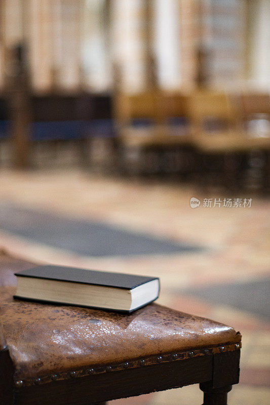斯堪的纳维亚教堂里的旧圣书放在旧椅子上
