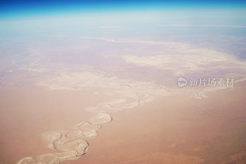 从飞机上鸟瞰沙漠中干涸的河床