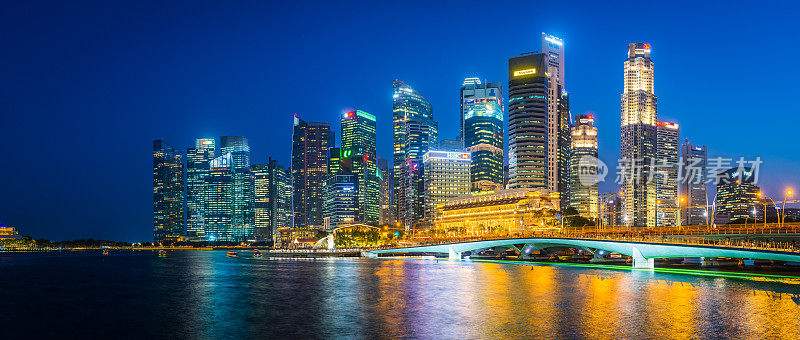 新加坡滨海湾摩天大楼在黄昏闪烁未来的城市全景