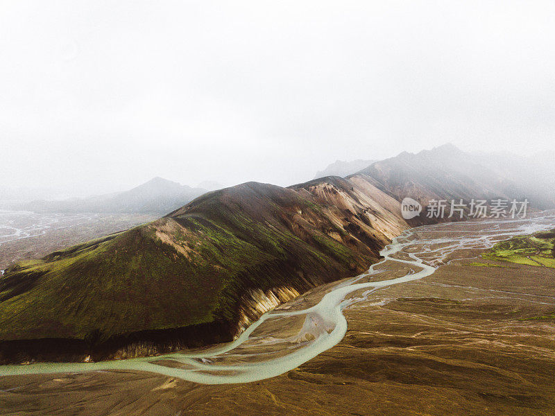 鸟瞰图冰岛高地雾蒙蒙的景观冰川河流，火山和五颜六色的山脉