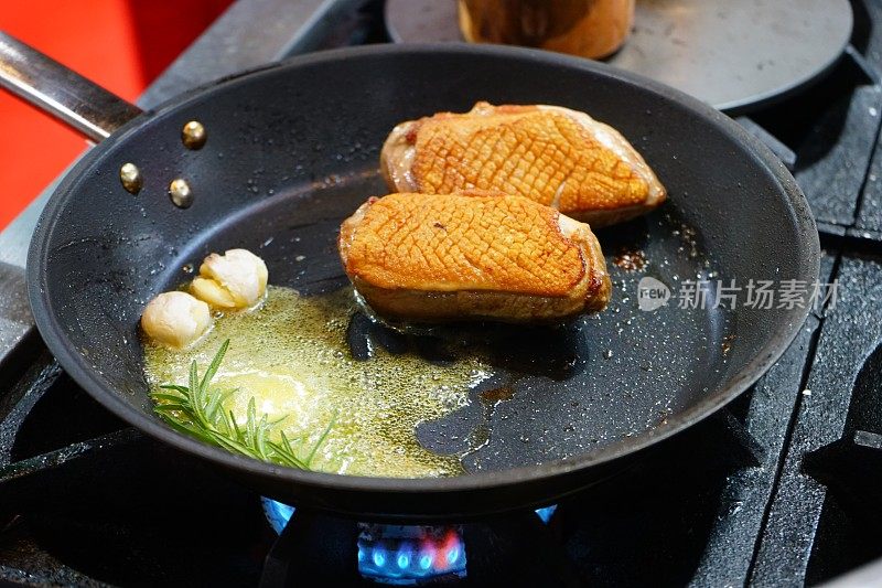 用植物油煎鸡胸肉