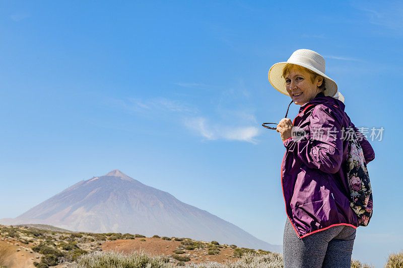 西班牙特内里费岛，一个看泰德火山的成熟女人