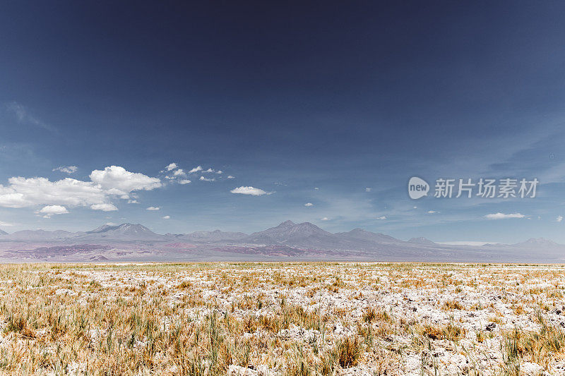 阿塔卡马沙漠的盐滩和火山