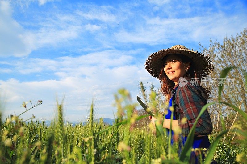 年轻女性农民与数字平板电脑