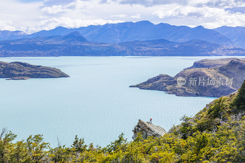 在湖上徒步旅行的女人