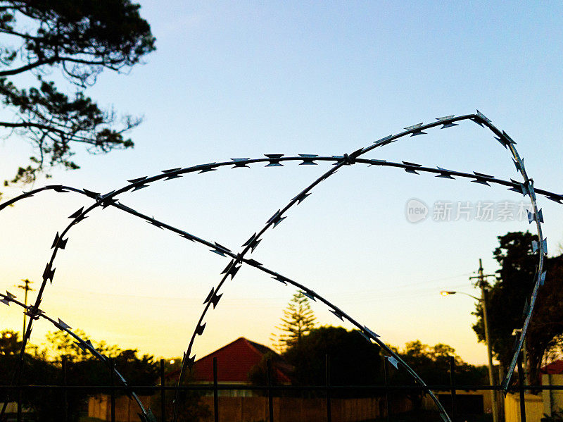 在犯罪猖獗的南非，郊区围栏上的铁丝网提供了安全保障