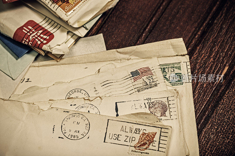 旧信件装在信封内，附有邮戳及盖销邮票
