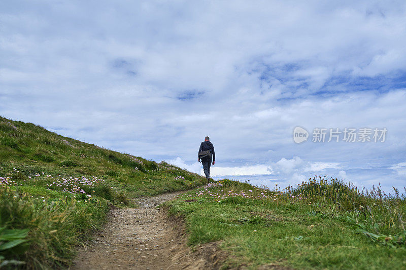 6月的一天，康沃尔郡庞特纽基的一名男子沿着西南海岸步道行走。