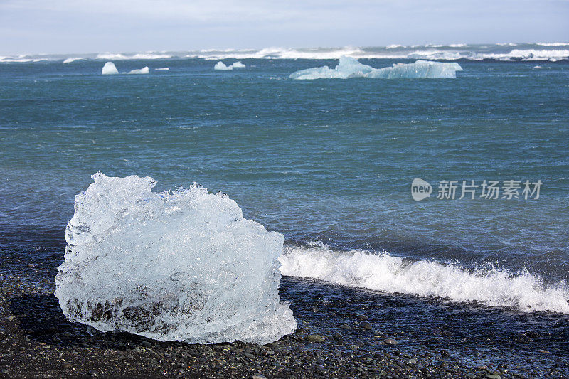 Jökulsárlón冰川泻湖和钻石海滩与冰山，冰岛欧洲