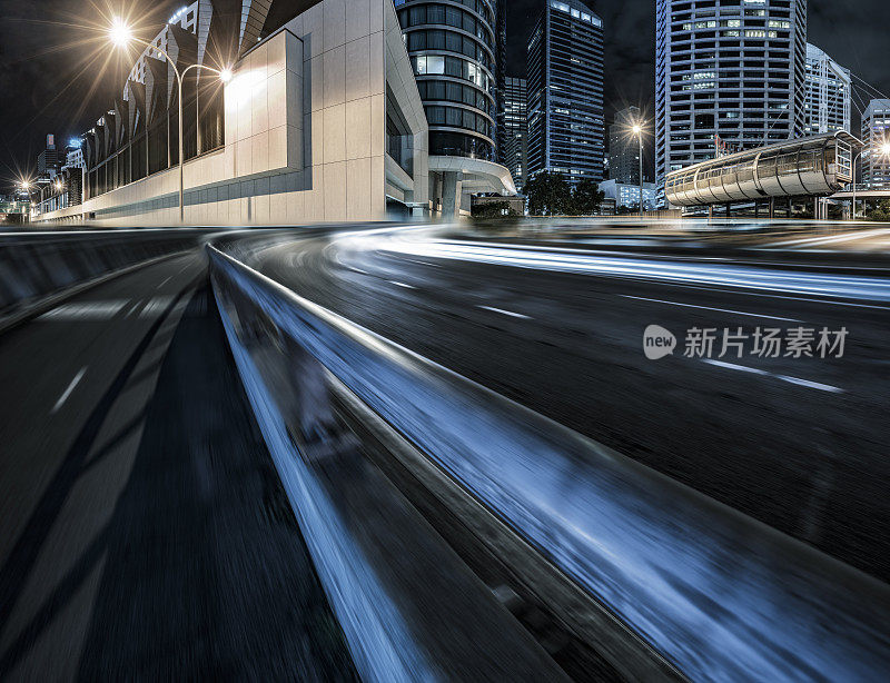 悉尼市中心夜间的城市道路