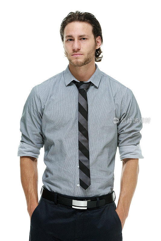 英俊的男人戴着领带和纽扣衬衫和西装裤