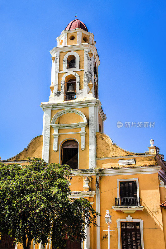 古巴特立尼达圣弗朗西斯科教堂的低角度视图