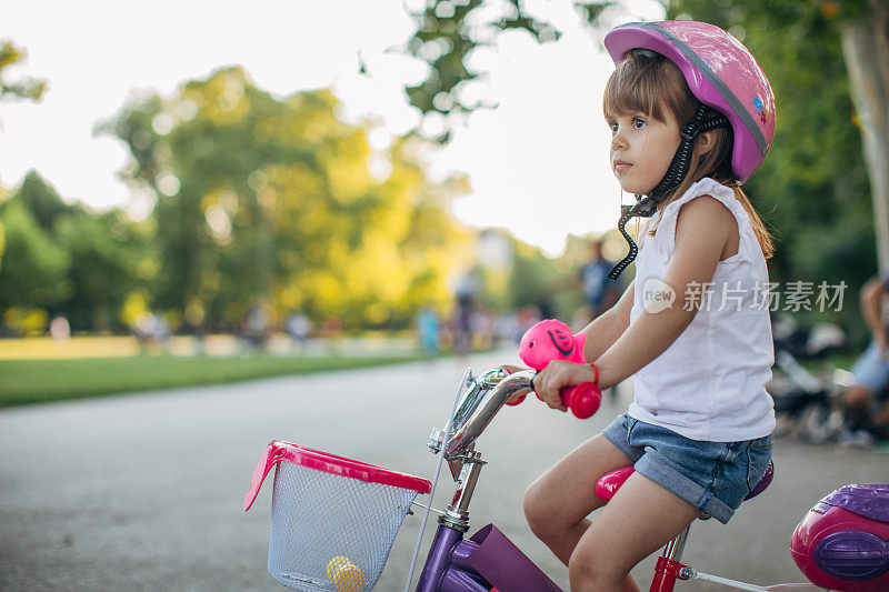 学骑自行车的可爱女孩