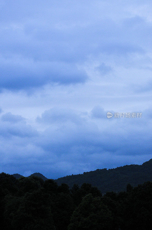 成都龙泉山脉日出时的美丽云景