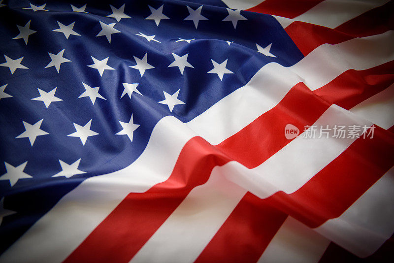 飘扬的美国国旗作为背景