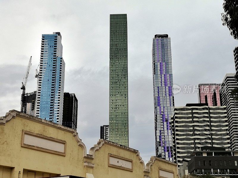 澳大利亚墨尔本维多利亚女王市场上的摩天大楼