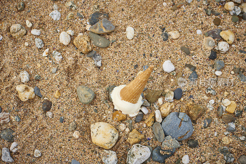 冰淇淋蛋卷掉在了海滩上。