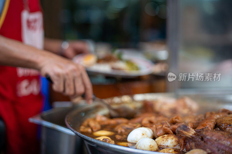 街头小贩正在准备泰式炖猪腿饭