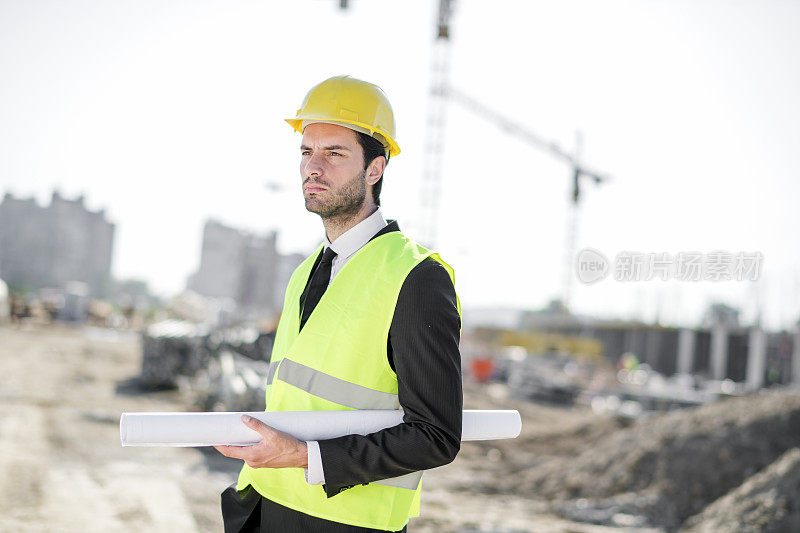 专业工程师建筑工人戴安全帽和图纸施工现场