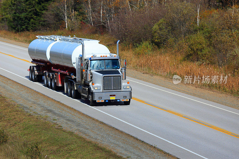 公路上的油罐车