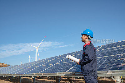 太阳能发电厂工程师正在检查