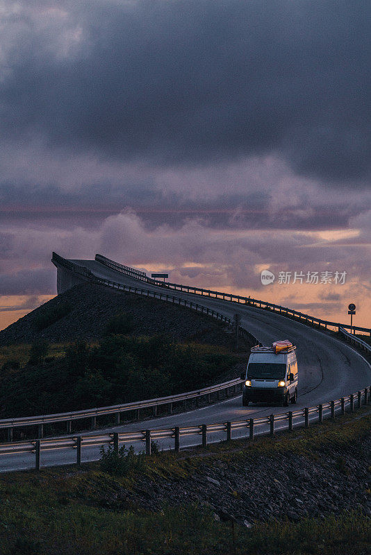 日落时分，大西洋路上的露营车