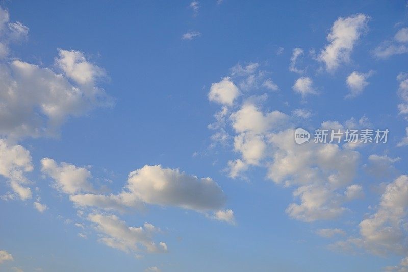 蓝色的天空有云，夏天的天空