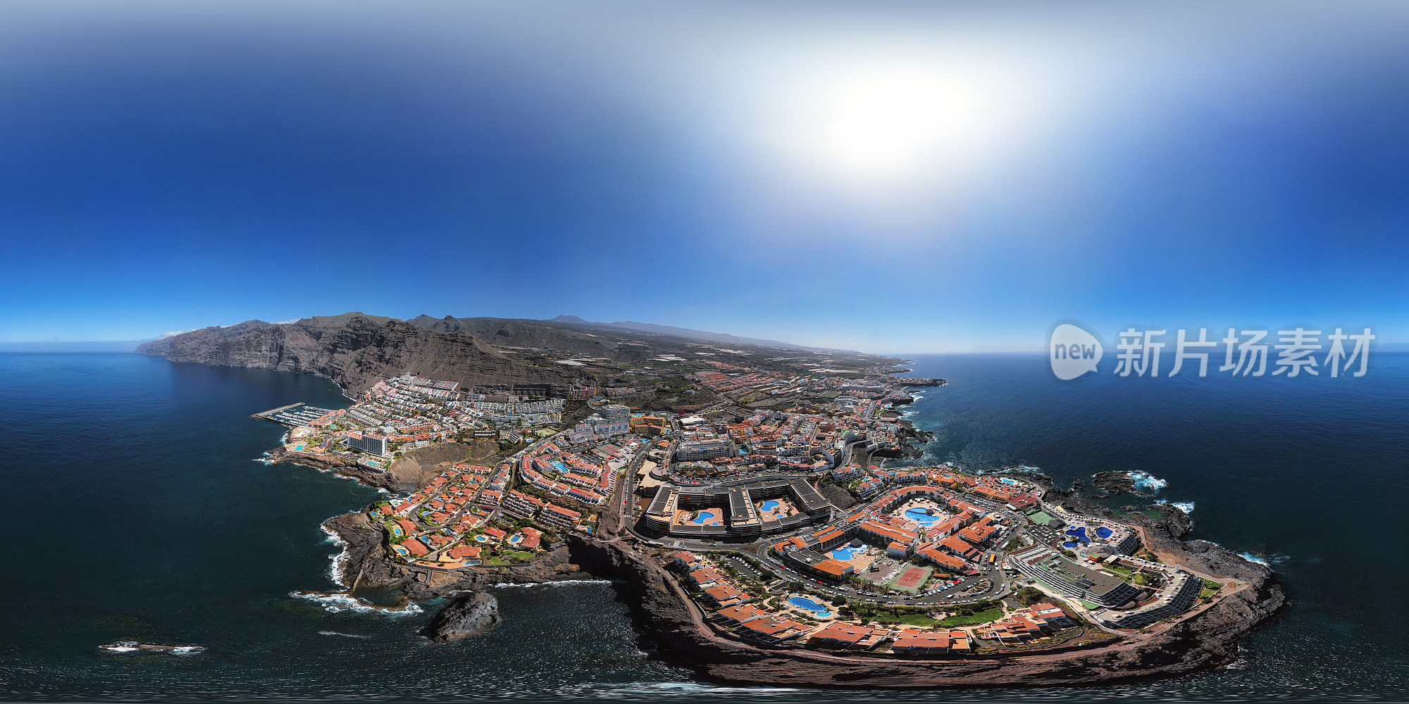 西班牙特内里费岛，加那利群岛，洛斯吉甘蒂斯度假村和悬崖(巨人悬崖)的360x180度球面(等矩形)空中全景图。