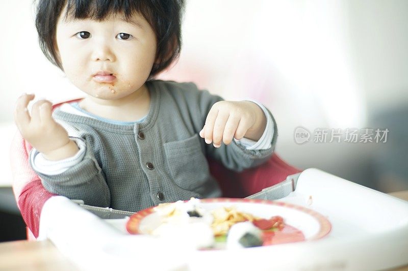 小男孩在家吃饭