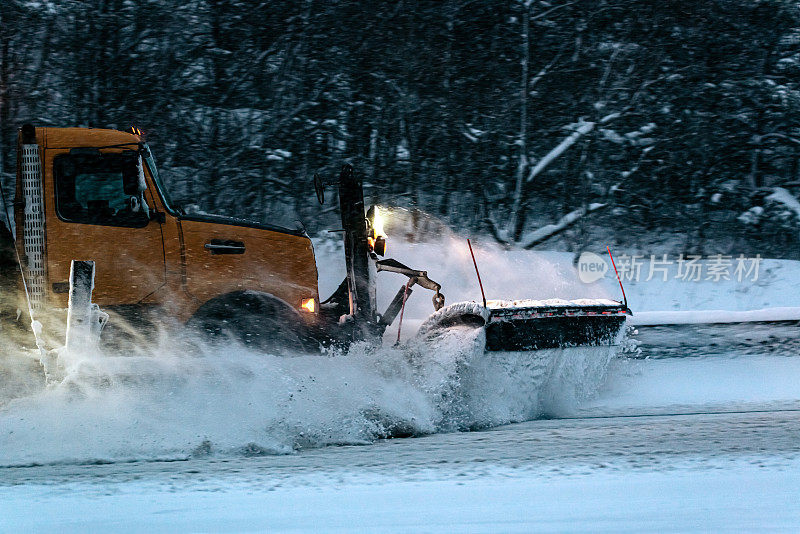 雪犁清理高速公路