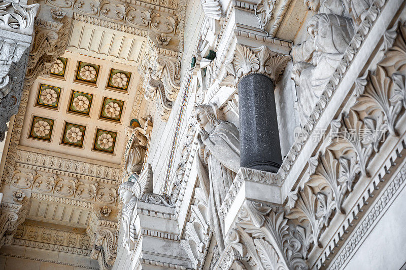 在法国里昂城市的大理石和石头雕刻的长方形圣母院的正面细节