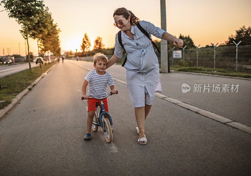 妈妈教儿子骑自行车