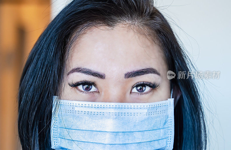 亚洲妇女戴口罩保护人类肺部的冠状病毒